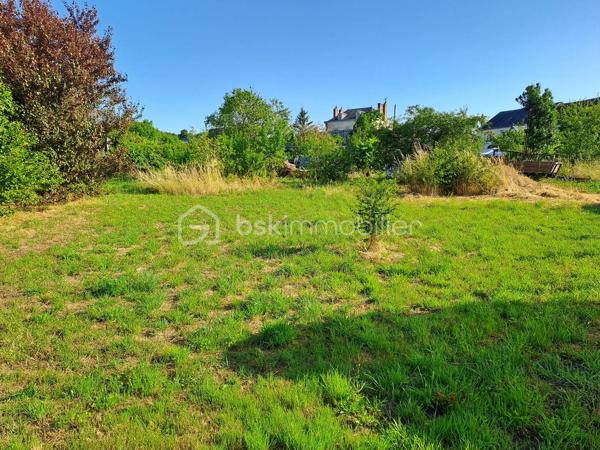 Un projet de maison au cœur de ville ? Ce terrain est fait pour vous.

À 2 minutes à pied des commerces, je vous propose ce terrain constructible non viabilisé d’une surface de 833 m2.
Il se situe dans un environnement calme et est agrémenté d’arbres fruitiers.
Étude G1 réalisée.
Les réseaux (assainissement, électricité, eau, fibre) sont en bordure du chemin d’accès au terrain.