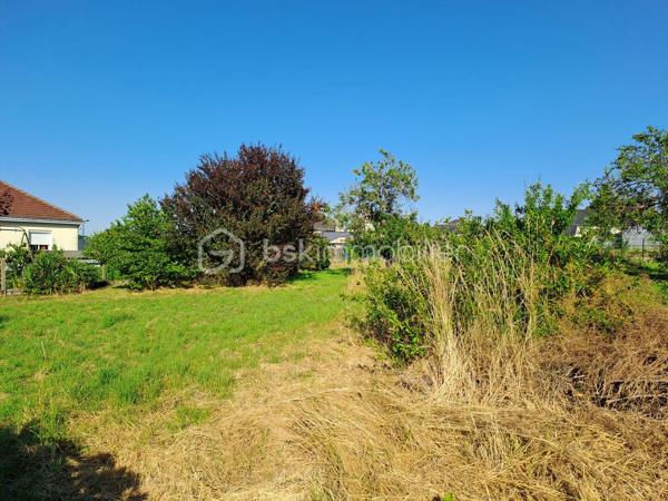 Un projet de maison au cœur de ville ? Ce terrain est fait pour vous.

À 2 minutes à pied des commerces, je vous propose ce terrain constructible non viabilisé d’une surface de 833 m2.
Il se situe dans un environnement calme et est agrémenté d’arbres fruitiers.
Étude G1 réalisée.
Les réseaux (assainissement, électricité, eau, fibre) sont en bordure du chemin d’accès au terrain.
