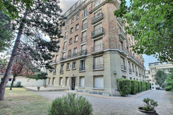Appartement
         3 pièces
        - 69 m² Bien prestige 449 000 € *