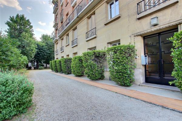 Appartement
         3 pièces
        - 69 m² Bien prestige 449 000 € *