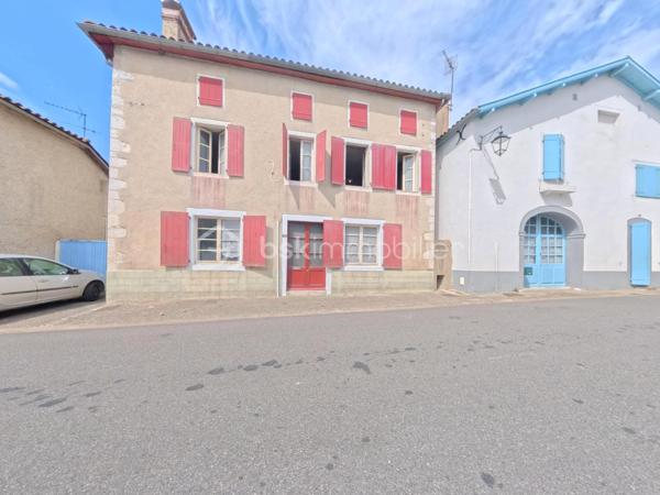 A 40 mInutes de la côte basque, découvrez cette maison datant de 1744, chargée d'histoire et offrant un formidable potentiel de valorisation.
Elle se compose au rez de chaussée:
Une cuisine , une salle à manger et une chambre, une salle d'eau composent l'espace de vie principal , prêt à être réinventé selon vos envies.
Etage:
Quatre chambres spacieuses, chacune dotée d'un point d'eau , un atout rare et pratique pour un projet familial ou locatif.
Un grenier aménageable offre une réserve de surface supplémentaire pour agrandir encore l'espace habitable.
Un bien à fort potentiel
Une partie domestique indépendante permet d'envisager la création d'un second logement , idéal pour un projet multigénérationnel , un investissement locatif ou gîte.
Une cave à charbon , une grange à cheval et un terrain de 1024 m2 viennent compléter cette propriété pleine de charme.