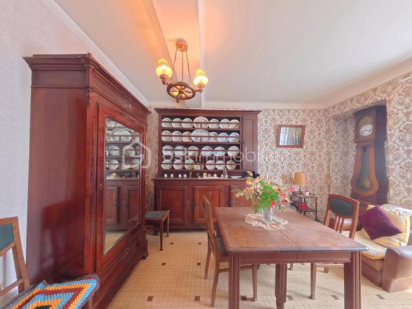 A 40 mInutes de la côte basque, découvrez cette maison datant de 1744, chargée d'histoire et offrant un formidable potentiel de valorisation.
Elle se compose au rez de chaussée:
Une cuisine , une salle à manger et une chambre, une salle d'eau composent l'espace de vie principal , prêt à être réinventé selon vos envies.
Etage:
Quatre chambres spacieuses, chacune dotée d'un point d'eau , un atout rare et pratique pour un projet familial ou locatif.
Un grenier aménageable offre une réserve de surface supplémentaire pour agrandir encore l'espace habitable.
Un bien à fort potentiel
Une partie domestique indépendante permet d'envisager la création d'un second logement , idéal pour un projet multigénérationnel , un investissement locatif ou gîte.
Une cave à charbon , une grange à cheval et un terrain de 1024 m2 viennent compléter cette propriété pleine de charme.