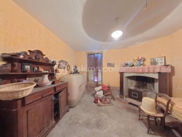A 40 mInutes de la côte basque, découvrez cette maison datant de 1744, chargée d'histoire et offrant un formidable potentiel de valorisation.
Elle se compose au rez de chaussée:
Une cuisine , une salle à manger et une chambre, une salle d'eau composent l'espace de vie principal , prêt à être réinventé selon vos envies.
Etage:
Quatre chambres spacieuses, chacune dotée d'un point d'eau , un atout rare et pratique pour un projet familial ou locatif.
Un grenier aménageable offre une réserve de surface supplémentaire pour agrandir encore l'espace habitable.
Un bien à fort potentiel
Une partie domestique indépendante permet d'envisager la création d'un second logement , idéal pour un projet multigénérationnel , un investissement locatif ou gîte.
Une cave à charbon , une grange à cheval et un terrain de 1024 m2 viennent compléter cette propriété pleine de charme.