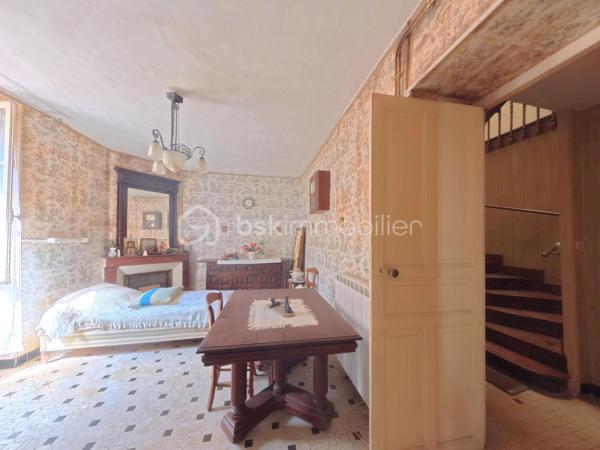 A 40 mInutes de la côte basque, découvrez cette maison datant de 1744, chargée d'histoire et offrant un formidable potentiel de valorisation.
Elle se compose au rez de chaussée:
Une cuisine , une salle à manger et une chambre, une salle d'eau composent l'espace de vie principal , prêt à être réinventé selon vos envies.
Etage:
Quatre chambres spacieuses, chacune dotée d'un point d'eau , un atout rare et pratique pour un projet familial ou locatif.
Un grenier aménageable offre une réserve de surface supplémentaire pour agrandir encore l'espace habitable.
Un bien à fort potentiel
Une partie domestique indépendante permet d'envisager la création d'un second logement , idéal pour un projet multigénérationnel , un investissement locatif ou gîte.
Une cave à charbon , une grange à cheval et un terrain de 1024 m2 viennent compléter cette propriété pleine de charme.