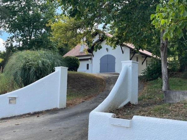 PLAISANCE du Gers(32) et Maubourguet, ELEGANTE MAISON D'ARCHITECTE 185m2 , entretenue, grande piece de vie, 4 chambres, cheminée, sur terrain arboré de 6900m2, une valeur süre....