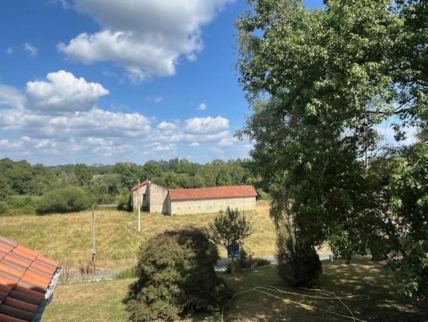 PLAISANCE du Gers(32) et Maubourguet, ELEGANTE MAISON D'ARCHITECTE 185m2 , entretenue, grande piece de vie, 4 chambres, cheminée, sur terrain arboré de 6900m2, une valeur süre....