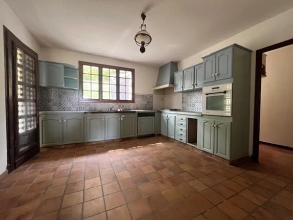 PLAISANCE du Gers(32) et Maubourguet, ELEGANTE MAISON D'ARCHITECTE 185m2 , entretenue, grande piece de vie, 4 chambres, cheminée, sur terrain arboré de 6900m2, une valeur süre....