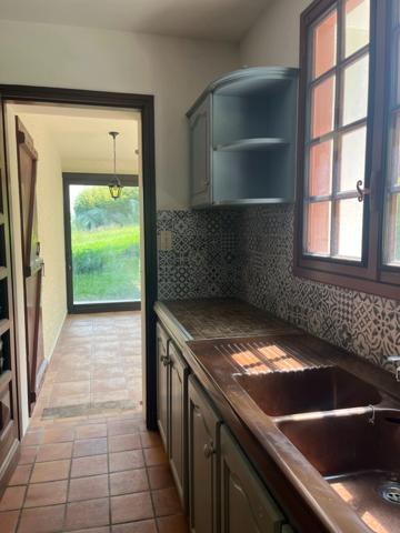 PLAISANCE du Gers(32) et Maubourguet, ELEGANTE MAISON D'ARCHITECTE 185m2 , entretenue, grande piece de vie, 4 chambres, cheminée, sur terrain arboré de 6900m2, une valeur süre....