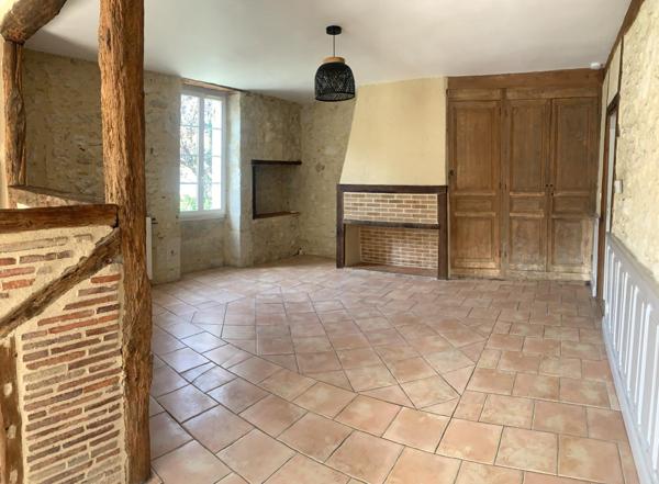 MAISON EN PIERRE CONFORTABLE AVEC CAVE ET JARDIN