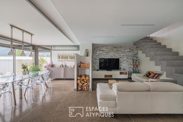 Maison à la rénovation contemporaine avec piscine et vue montagnes