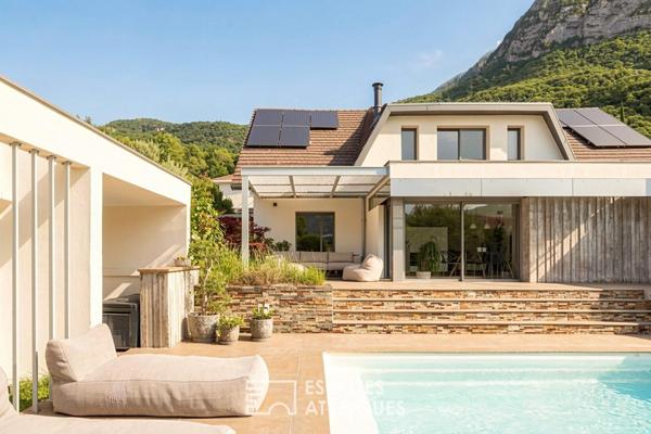 Maison à la rénovation contemporaine avec piscine et vue montagnes