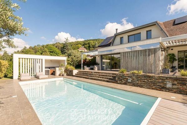 Maison à la rénovation contemporaine avec piscine et vue montagnes
