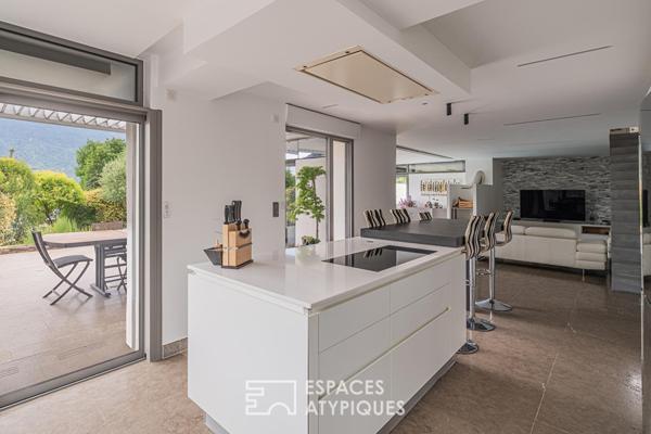Maison à la rénovation contemporaine avec piscine et vue montagnes