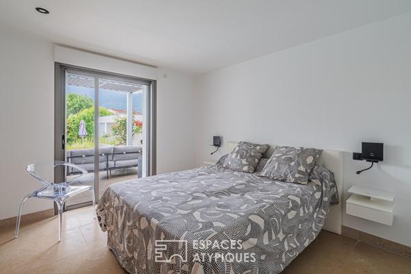 Maison à la rénovation contemporaine avec piscine et vue montagnes