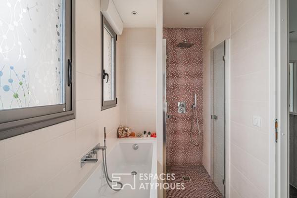 Maison à la rénovation contemporaine avec piscine et vue montagnes