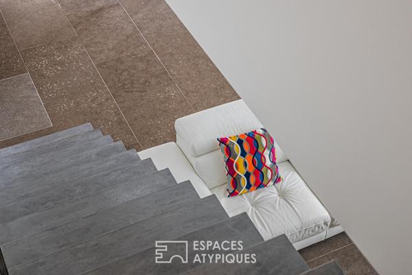 Maison à la rénovation contemporaine avec piscine et vue montagnes