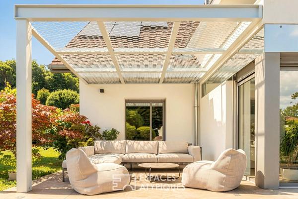 Maison à la rénovation contemporaine avec piscine et vue montagnes