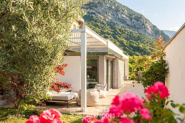 Maison à la rénovation contemporaine avec piscine et vue montagnes