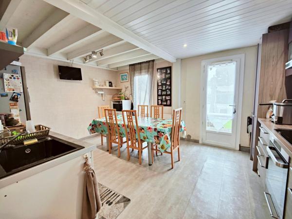 T5 au calme, proche écoles, commerces et bus.