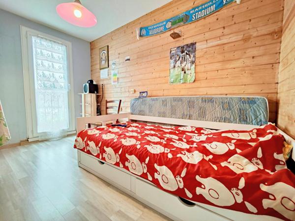 T5 au calme, proche écoles, commerces et bus.