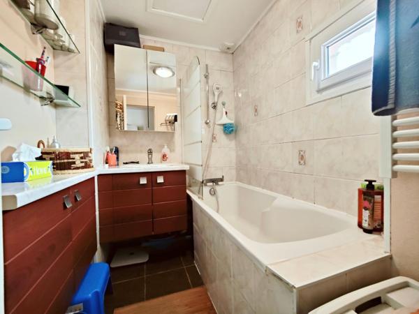 T5 au calme, proche écoles, commerces et bus.