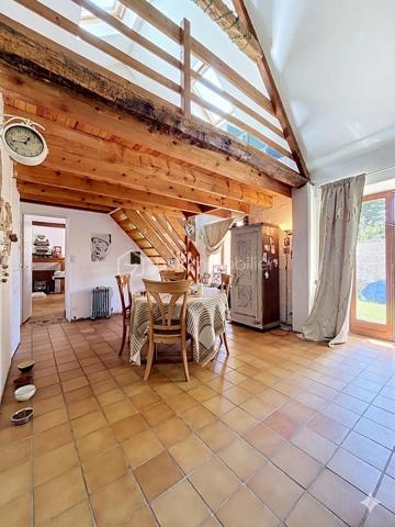 ✨ CHARME & ESPRIT LOFT AU CŒUR D’UN ENVIRONNEMENT CALME ✨

À la recherche d’un bien atypique alliant authenticité, volumes et confort de vie ?
Cette superbe longère revisitée dans un esprit loft saura vous séduire par son cachet unique et son atmosphère chaleureuse.

Dès l’entrée, vous découvrirez de magnifiques volumes baignés de lumière, sublimés par une belle hauteur sous plafond et une mezzanine ouverte qui confèrent à l’ensemble un esprit loft rare et recherché. Les espaces de vie offrent une ambiance conviviale et pleine de charme, notamment grâce aux deux superbes cheminées ouvertes qui apportent caractère et authenticité à la maison.

La propriété développe 4 pièces principales harmonieusement agencées, offrant confort et fonctionnalité au quotidien. La vaste cuisine indépendante entièrement équipée constitue un véritable espace de partage, idéal pour les repas en famille ou entre amis.

À l’extérieur, vous profiterez d’un agréable terrain d’environ 250 m² avec terrasse, parfait pour les moments de détente aux beaux jours. Une dépendance complète les prestations et offre un espace de rangement pratique pour le matériel de jardin, les outils, vélos ou équipements saisonniers.

La maison dispose également de 5 places de stationnement, un véritable atout pour le confort au quotidien.

Assainissement individuel par fosse septique.

Située dans un village calme et recherché, cette propriété bénéficie d’un emplacement idéal avec un accès rapide à l’A4 ainsi qu’à Château-Thierry, Soissons et Neuilly-Saint-Front.

Un bien rare sur le secteur, idéal pour les amateurs de charme, d’authenticité et de lieux de vie atypiques.

📞 À découvrir sans tarder — coup de cœur assuré !