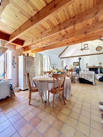 ✨ CHARME & ESPRIT LOFT AU CŒUR D’UN ENVIRONNEMENT CALME ✨

À la recherche d’un bien atypique alliant authenticité, volumes et confort de vie ?
Cette superbe longère revisitée dans un esprit loft saura vous séduire par son cachet unique et son atmosphère chaleureuse.

Dès l’entrée, vous découvrirez de magnifiques volumes baignés de lumière, sublimés par une belle hauteur sous plafond et une mezzanine ouverte qui confèrent à l’ensemble un esprit loft rare et recherché. Les espaces de vie offrent une ambiance conviviale et pleine de charme, notamment grâce aux deux superbes cheminées ouvertes qui apportent caractère et authenticité à la maison.

La propriété développe 4 pièces principales harmonieusement agencées, offrant confort et fonctionnalité au quotidien. La vaste cuisine indépendante entièrement équipée constitue un véritable espace de partage, idéal pour les repas en famille ou entre amis.

À l’extérieur, vous profiterez d’un agréable terrain d’environ 250 m² avec terrasse, parfait pour les moments de détente aux beaux jours. Une dépendance complète les prestations et offre un espace de rangement pratique pour le matériel de jardin, les outils, vélos ou équipements saisonniers.

La maison dispose également de 5 places de stationnement, un véritable atout pour le confort au quotidien.

Assainissement individuel par fosse septique.

Située dans un village calme et recherché, cette propriété bénéficie d’un emplacement idéal avec un accès rapide à l’A4 ainsi qu’à Château-Thierry, Soissons et Neuilly-Saint-Front.

Un bien rare sur le secteur, idéal pour les amateurs de charme, d’authenticité et de lieux de vie atypiques.

📞 À découvrir sans tarder — coup de cœur assuré !