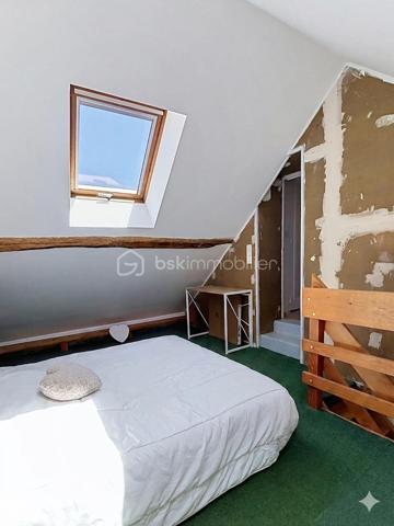 ✨ CHARME & ESPRIT LOFT AU CŒUR D’UN ENVIRONNEMENT CALME ✨

À la recherche d’un bien atypique alliant authenticité, volumes et confort de vie ?
Cette superbe longère revisitée dans un esprit loft saura vous séduire par son cachet unique et son atmosphère chaleureuse.

Dès l’entrée, vous découvrirez de magnifiques volumes baignés de lumière, sublimés par une belle hauteur sous plafond et une mezzanine ouverte qui confèrent à l’ensemble un esprit loft rare et recherché. Les espaces de vie offrent une ambiance conviviale et pleine de charme, notamment grâce aux deux superbes cheminées ouvertes qui apportent caractère et authenticité à la maison.

La propriété développe 4 pièces principales harmonieusement agencées, offrant confort et fonctionnalité au quotidien. La vaste cuisine indépendante entièrement équipée constitue un véritable espace de partage, idéal pour les repas en famille ou entre amis.

À l’extérieur, vous profiterez d’un agréable terrain d’environ 250 m² avec terrasse, parfait pour les moments de détente aux beaux jours. Une dépendance complète les prestations et offre un espace de rangement pratique pour le matériel de jardin, les outils, vélos ou équipements saisonniers.

La maison dispose également de 5 places de stationnement, un véritable atout pour le confort au quotidien.

Assainissement individuel par fosse septique.

Située dans un village calme et recherché, cette propriété bénéficie d’un emplacement idéal avec un accès rapide à l’A4 ainsi qu’à Château-Thierry, Soissons et Neuilly-Saint-Front.

Un bien rare sur le secteur, idéal pour les amateurs de charme, d’authenticité et de lieux de vie atypiques.

📞 À découvrir sans tarder — coup de cœur assuré !