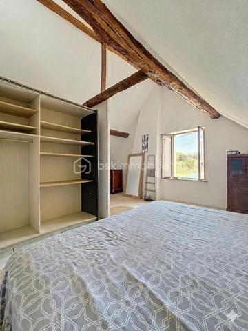 ✨ CHARME & ESPRIT LOFT AU CŒUR D’UN ENVIRONNEMENT CALME ✨

À la recherche d’un bien atypique alliant authenticité, volumes et confort de vie ?
Cette superbe longère revisitée dans un esprit loft saura vous séduire par son cachet unique et son atmosphère chaleureuse.

Dès l’entrée, vous découvrirez de magnifiques volumes baignés de lumière, sublimés par une belle hauteur sous plafond et une mezzanine ouverte qui confèrent à l’ensemble un esprit loft rare et recherché. Les espaces de vie offrent une ambiance conviviale et pleine de charme, notamment grâce aux deux superbes cheminées ouvertes qui apportent caractère et authenticité à la maison.

La propriété développe 4 pièces principales harmonieusement agencées, offrant confort et fonctionnalité au quotidien. La vaste cuisine indépendante entièrement équipée constitue un véritable espace de partage, idéal pour les repas en famille ou entre amis.

À l’extérieur, vous profiterez d’un agréable terrain d’environ 250 m² avec terrasse, parfait pour les moments de détente aux beaux jours. Une dépendance complète les prestations et offre un espace de rangement pratique pour le matériel de jardin, les outils, vélos ou équipements saisonniers.

La maison dispose également de 5 places de stationnement, un véritable atout pour le confort au quotidien.

Assainissement individuel par fosse septique.

Située dans un village calme et recherché, cette propriété bénéficie d’un emplacement idéal avec un accès rapide à l’A4 ainsi qu’à Château-Thierry, Soissons et Neuilly-Saint-Front.

Un bien rare sur le secteur, idéal pour les amateurs de charme, d’authenticité et de lieux de vie atypiques.

📞 À découvrir sans tarder — coup de cœur assuré !