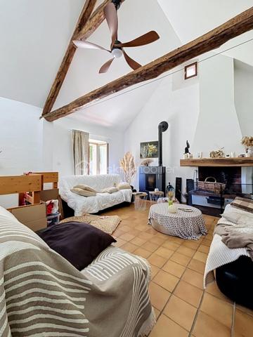 ✨ CHARME & ESPRIT LOFT AU CŒUR D’UN ENVIRONNEMENT CALME ✨

À la recherche d’un bien atypique alliant authenticité, volumes et confort de vie ?
Cette superbe longère revisitée dans un esprit loft saura vous séduire par son cachet unique et son atmosphère chaleureuse.

Dès l’entrée, vous découvrirez de magnifiques volumes baignés de lumière, sublimés par une belle hauteur sous plafond et une mezzanine ouverte qui confèrent à l’ensemble un esprit loft rare et recherché. Les espaces de vie offrent une ambiance conviviale et pleine de charme, notamment grâce aux deux superbes cheminées ouvertes qui apportent caractère et authenticité à la maison.

La propriété développe 4 pièces principales harmonieusement agencées, offrant confort et fonctionnalité au quotidien. La vaste cuisine indépendante entièrement équipée constitue un véritable espace de partage, idéal pour les repas en famille ou entre amis.

À l’extérieur, vous profiterez d’un agréable terrain d’environ 250 m² avec terrasse, parfait pour les moments de détente aux beaux jours. Une dépendance complète les prestations et offre un espace de rangement pratique pour le matériel de jardin, les outils, vélos ou équipements saisonniers.

La maison dispose également de 5 places de stationnement, un véritable atout pour le confort au quotidien.

Assainissement individuel par fosse septique.

Située dans un village calme et recherché, cette propriété bénéficie d’un emplacement idéal avec un accès rapide à l’A4 ainsi qu’à Château-Thierry, Soissons et Neuilly-Saint-Front.

Un bien rare sur le secteur, idéal pour les amateurs de charme, d’authenticité et de lieux de vie atypiques.

📞 À découvrir sans tarder — coup de cœur assuré !