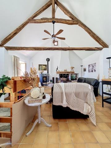 ✨ CHARME & ESPRIT LOFT AU CŒUR D’UN ENVIRONNEMENT CALME ✨

À la recherche d’un bien atypique alliant authenticité, volumes et confort de vie ?
Cette superbe longère revisitée dans un esprit loft saura vous séduire par son cachet unique et son atmosphère chaleureuse.

Dès l’entrée, vous découvrirez de magnifiques volumes baignés de lumière, sublimés par une belle hauteur sous plafond et une mezzanine ouverte qui confèrent à l’ensemble un esprit loft rare et recherché. Les espaces de vie offrent une ambiance conviviale et pleine de charme, notamment grâce aux deux superbes cheminées ouvertes qui apportent caractère et authenticité à la maison.

La propriété développe 4 pièces principales harmonieusement agencées, offrant confort et fonctionnalité au quotidien. La vaste cuisine indépendante entièrement équipée constitue un véritable espace de partage, idéal pour les repas en famille ou entre amis.

À l’extérieur, vous profiterez d’un agréable terrain d’environ 250 m² avec terrasse, parfait pour les moments de détente aux beaux jours. Une dépendance complète les prestations et offre un espace de rangement pratique pour le matériel de jardin, les outils, vélos ou équipements saisonniers.

La maison dispose également de 5 places de stationnement, un véritable atout pour le confort au quotidien.

Assainissement individuel par fosse septique.

Située dans un village calme et recherché, cette propriété bénéficie d’un emplacement idéal avec un accès rapide à l’A4 ainsi qu’à Château-Thierry, Soissons et Neuilly-Saint-Front.

Un bien rare sur le secteur, idéal pour les amateurs de charme, d’authenticité et de lieux de vie atypiques.

📞 À découvrir sans tarder — coup de cœur assuré !