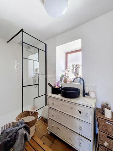 ✨ CHARME & ESPRIT LOFT AU CŒUR D’UN ENVIRONNEMENT CALME ✨

À la recherche d’un bien atypique alliant authenticité, volumes et confort de vie ?
Cette superbe longère revisitée dans un esprit loft saura vous séduire par son cachet unique et son atmosphère chaleureuse.

Dès l’entrée, vous découvrirez de magnifiques volumes baignés de lumière, sublimés par une belle hauteur sous plafond et une mezzanine ouverte qui confèrent à l’ensemble un esprit loft rare et recherché. Les espaces de vie offrent une ambiance conviviale et pleine de charme, notamment grâce aux deux superbes cheminées ouvertes qui apportent caractère et authenticité à la maison.

La propriété développe 4 pièces principales harmonieusement agencées, offrant confort et fonctionnalité au quotidien. La vaste cuisine indépendante entièrement équipée constitue un véritable espace de partage, idéal pour les repas en famille ou entre amis.

À l’extérieur, vous profiterez d’un agréable terrain d’environ 250 m² avec terrasse, parfait pour les moments de détente aux beaux jours. Une dépendance complète les prestations et offre un espace de rangement pratique pour le matériel de jardin, les outils, vélos ou équipements saisonniers.

La maison dispose également de 5 places de stationnement, un véritable atout pour le confort au quotidien.

Assainissement individuel par fosse septique.

Située dans un village calme et recherché, cette propriété bénéficie d’un emplacement idéal avec un accès rapide à l’A4 ainsi qu’à Château-Thierry, Soissons et Neuilly-Saint-Front.

Un bien rare sur le secteur, idéal pour les amateurs de charme, d’authenticité et de lieux de vie atypiques.

📞 À découvrir sans tarder — coup de cœur assuré !