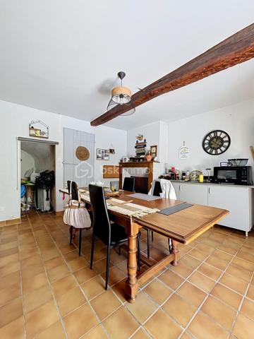 ✨ CHARME & ESPRIT LOFT AU CŒUR D’UN ENVIRONNEMENT CALME ✨

À la recherche d’un bien atypique alliant authenticité, volumes et confort de vie ?
Cette superbe longère revisitée dans un esprit loft saura vous séduire par son cachet unique et son atmosphère chaleureuse.

Dès l’entrée, vous découvrirez de magnifiques volumes baignés de lumière, sublimés par une belle hauteur sous plafond et une mezzanine ouverte qui confèrent à l’ensemble un esprit loft rare et recherché. Les espaces de vie offrent une ambiance conviviale et pleine de charme, notamment grâce aux deux superbes cheminées ouvertes qui apportent caractère et authenticité à la maison.

La propriété développe 4 pièces principales harmonieusement agencées, offrant confort et fonctionnalité au quotidien. La vaste cuisine indépendante entièrement équipée constitue un véritable espace de partage, idéal pour les repas en famille ou entre amis.

À l’extérieur, vous profiterez d’un agréable terrain d’environ 250 m² avec terrasse, parfait pour les moments de détente aux beaux jours. Une dépendance complète les prestations et offre un espace de rangement pratique pour le matériel de jardin, les outils, vélos ou équipements saisonniers.

La maison dispose également de 5 places de stationnement, un véritable atout pour le confort au quotidien.

Assainissement individuel par fosse septique.

Située dans un village calme et recherché, cette propriété bénéficie d’un emplacement idéal avec un accès rapide à l’A4 ainsi qu’à Château-Thierry, Soissons et Neuilly-Saint-Front.

Un bien rare sur le secteur, idéal pour les amateurs de charme, d’authenticité et de lieux de vie atypiques.

📞 À découvrir sans tarder — coup de cœur assuré !
