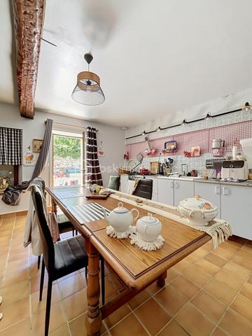 ✨ CHARME & ESPRIT LOFT AU CŒUR D’UN ENVIRONNEMENT CALME ✨

À la recherche d’un bien atypique alliant authenticité, volumes et confort de vie ?
Cette superbe longère revisitée dans un esprit loft saura vous séduire par son cachet unique et son atmosphère chaleureuse.

Dès l’entrée, vous découvrirez de magnifiques volumes baignés de lumière, sublimés par une belle hauteur sous plafond et une mezzanine ouverte qui confèrent à l’ensemble un esprit loft rare et recherché. Les espaces de vie offrent une ambiance conviviale et pleine de charme, notamment grâce aux deux superbes cheminées ouvertes qui apportent caractère et authenticité à la maison.

La propriété développe 4 pièces principales harmonieusement agencées, offrant confort et fonctionnalité au quotidien. La vaste cuisine indépendante entièrement équipée constitue un véritable espace de partage, idéal pour les repas en famille ou entre amis.

À l’extérieur, vous profiterez d’un agréable terrain d’environ 250 m² avec terrasse, parfait pour les moments de détente aux beaux jours. Une dépendance complète les prestations et offre un espace de rangement pratique pour le matériel de jardin, les outils, vélos ou équipements saisonniers.

La maison dispose également de 5 places de stationnement, un véritable atout pour le confort au quotidien.

Assainissement individuel par fosse septique.

Située dans un village calme et recherché, cette propriété bénéficie d’un emplacement idéal avec un accès rapide à l’A4 ainsi qu’à Château-Thierry, Soissons et Neuilly-Saint-Front.

Un bien rare sur le secteur, idéal pour les amateurs de charme, d’authenticité et de lieux de vie atypiques.

📞 À découvrir sans tarder — coup de cœur assuré !