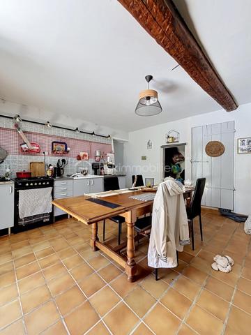 ✨ CHARME & ESPRIT LOFT AU CŒUR D’UN ENVIRONNEMENT CALME ✨

À la recherche d’un bien atypique alliant authenticité, volumes et confort de vie ?
Cette superbe longère revisitée dans un esprit loft saura vous séduire par son cachet unique et son atmosphère chaleureuse.

Dès l’entrée, vous découvrirez de magnifiques volumes baignés de lumière, sublimés par une belle hauteur sous plafond et une mezzanine ouverte qui confèrent à l’ensemble un esprit loft rare et recherché. Les espaces de vie offrent une ambiance conviviale et pleine de charme, notamment grâce aux deux superbes cheminées ouvertes qui apportent caractère et authenticité à la maison.

La propriété développe 4 pièces principales harmonieusement agencées, offrant confort et fonctionnalité au quotidien. La vaste cuisine indépendante entièrement équipée constitue un véritable espace de partage, idéal pour les repas en famille ou entre amis.

À l’extérieur, vous profiterez d’un agréable terrain d’environ 250 m² avec terrasse, parfait pour les moments de détente aux beaux jours. Une dépendance complète les prestations et offre un espace de rangement pratique pour le matériel de jardin, les outils, vélos ou équipements saisonniers.

La maison dispose également de 5 places de stationnement, un véritable atout pour le confort au quotidien.

Assainissement individuel par fosse septique.

Située dans un village calme et recherché, cette propriété bénéficie d’un emplacement idéal avec un accès rapide à l’A4 ainsi qu’à Château-Thierry, Soissons et Neuilly-Saint-Front.

Un bien rare sur le secteur, idéal pour les amateurs de charme, d’authenticité et de lieux de vie atypiques.

📞 À découvrir sans tarder — coup de cœur assuré !