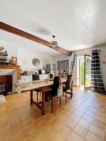 ✨ CHARME & ESPRIT LOFT AU CŒUR D’UN ENVIRONNEMENT CALME ✨

À la recherche d’un bien atypique alliant authenticité, volumes et confort de vie ?
Cette superbe longère revisitée dans un esprit loft saura vous séduire par son cachet unique et son atmosphère chaleureuse.

Dès l’entrée, vous découvrirez de magnifiques volumes baignés de lumière, sublimés par une belle hauteur sous plafond et une mezzanine ouverte qui confèrent à l’ensemble un esprit loft rare et recherché. Les espaces de vie offrent une ambiance conviviale et pleine de charme, notamment grâce aux deux superbes cheminées ouvertes qui apportent caractère et authenticité à la maison.

La propriété développe 4 pièces principales harmonieusement agencées, offrant confort et fonctionnalité au quotidien. La vaste cuisine indépendante entièrement équipée constitue un véritable espace de partage, idéal pour les repas en famille ou entre amis.

À l’extérieur, vous profiterez d’un agréable terrain d’environ 250 m² avec terrasse, parfait pour les moments de détente aux beaux jours. Une dépendance complète les prestations et offre un espace de rangement pratique pour le matériel de jardin, les outils, vélos ou équipements saisonniers.

La maison dispose également de 5 places de stationnement, un véritable atout pour le confort au quotidien.

Assainissement individuel par fosse septique.

Située dans un village calme et recherché, cette propriété bénéficie d’un emplacement idéal avec un accès rapide à l’A4 ainsi qu’à Château-Thierry, Soissons et Neuilly-Saint-Front.

Un bien rare sur le secteur, idéal pour les amateurs de charme, d’authenticité et de lieux de vie atypiques.

📞 À découvrir sans tarder — coup de cœur assuré !