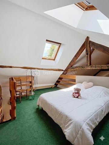 ✨ CHARME & ESPRIT LOFT AU CŒUR D’UN ENVIRONNEMENT CALME ✨

À la recherche d’un bien atypique alliant authenticité, volumes et confort de vie ?
Cette superbe longère revisitée dans un esprit loft saura vous séduire par son cachet unique et son atmosphère chaleureuse.

Dès l’entrée, vous découvrirez de magnifiques volumes baignés de lumière, sublimés par une belle hauteur sous plafond et une mezzanine ouverte qui confèrent à l’ensemble un esprit loft rare et recherché. Les espaces de vie offrent une ambiance conviviale et pleine de charme, notamment grâce aux deux superbes cheminées ouvertes qui apportent caractère et authenticité à la maison.

La propriété développe 4 pièces principales harmonieusement agencées, offrant confort et fonctionnalité au quotidien. La vaste cuisine indépendante entièrement équipée constitue un véritable espace de partage, idéal pour les repas en famille ou entre amis.

À l’extérieur, vous profiterez d’un agréable terrain d’environ 250 m² avec terrasse, parfait pour les moments de détente aux beaux jours. Une dépendance complète les prestations et offre un espace de rangement pratique pour le matériel de jardin, les outils, vélos ou équipements saisonniers.

La maison dispose également de 5 places de stationnement, un véritable atout pour le confort au quotidien.

Assainissement individuel par fosse septique.

Située dans un village calme et recherché, cette propriété bénéficie d’un emplacement idéal avec un accès rapide à l’A4 ainsi qu’à Château-Thierry, Soissons et Neuilly-Saint-Front.

Un bien rare sur le secteur, idéal pour les amateurs de charme, d’authenticité et de lieux de vie atypiques.

📞 À découvrir sans tarder — coup de cœur assuré !