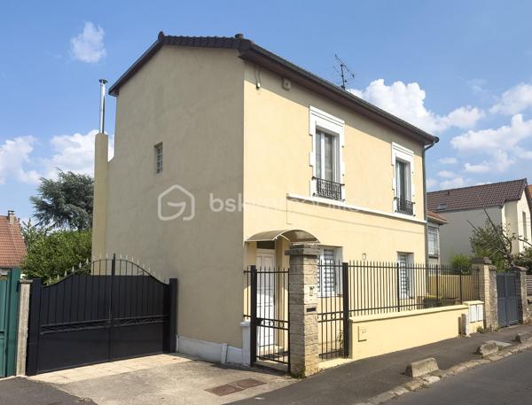 Visite virtuelle disponible sur demande => contactez-moi ! 

À la limite de Villejuif, au cœur du quartier pavillonnaire recherché du Coteau ; Découvrez cette charmante maison des années 1920, offrant environ 135 m² (4 ou 5 chambres) édifiée sur sous-sol total au sein sur une parcelle de 293 m² avec son agréable jardin sans vis-à-vis !
Vous profiterez d’un environnement pavillonnaire agréable, à proximité immédiate des commerces, écoles et services, ainsi qu’à moins d’un kilomètre des tramways T7 et T9 et du métro ligne 7, facilitant vos déplacements vers Paris et sa proche couronne.

🏡 Une maison aux beaux volumes

Le rez-de-chaussée s’ouvre sur une entrée avec dressing menant à une agréable pièce de vie d’environ 30 m², composée d’un salon chaleureux avec cheminée à insert, bénéficiant d’un accès direct au jardin, et d’une salle à manger avec cuisine ouverte, aménagée et équipée autour d’un îlot central. 
Une chambre avec penderie et lit escamotable ainsi qu’une salle de bains avec WC complètent ce niveau, offrant la possibilité d’une véritable vie de plain-pied.

Au premier étage, un vaste palier aménagé en coin salon dessert une chambre avec penderie, une seconde cuisine (pouvant être transformée selon vos besoins), une salle d’eau équipée d’une douche et d’une baignoire, des WC indépendants ainsi qu’un accès à une agréable terrasse de 15 m², avec barbecue en brique, idéale pour profiter des beaux jours.
Le deuxième étage, sous combles aménagés, propose deux chambres supplémentaires, avec de nombreux rangements intégrés, parfaites pour accueillir une famille, aménager un bureau ou créer des espaces dédiés aux loisirs.

🌿 Extérieurs de qualité et sous-sol total

La maison bénéficie d’un sous-sol total de 55 m² comprenant plusieurs espaces fonctionnels : atelier, établi, cave à vin, pièce de rangement ainsi qu’une chaufferie-buanderie.
À l’extérieur, vous apprécierez un jardin paysager, intime, bien exposé et sans vis-à-vis, agrémenté d’une grande terrasse, d’un appentis, d’un abri de jardin en dur pouvant accueillir des deux-roues, permettant de stationner jusqu’à quatre véhicules, un véritable atout dans le secteur.

✨ Prestations
•	Chaudière gaz Frisquet (2010)
•	Radiateurs Acova performants
•	Fenêtres PVC et bois en double vitrage
•	Volets roulants électriques aux étages
•	Mur de façade et toiture isolés
•	Nombreux rangements
•	Maison en bon état général

❤️ Les atouts
•	Quartier pavillonnaire recherché, en limite de Villejuif
•	Proximité des commerces, écoles et transports
•	Jardin paysager sans vis-à-vis et belle terrasse
•	Sous-sol total offrant de nombreux espaces de stockage ou de bricolage
•	Stationnement jusqu’à 4 véhicules
•	Beaux volumes et potentiel d’évolution
•	Jusqu’à 5 chambres possibles, dont une au rez-de-chaussée

🎥 Visite virtuelle disponible sur demande pour une première découverte de ce bien coup de cœur ! 
Une maison familiale pleine de charme, offrant de beaux volumes, un extérieur rare sur le secteur et de nombreuses possibilités d’aménagement, dans l’un des quartiers les plus recherchés de Vitry-sur-Seine. 

À votre disposition 7 jours sur 7 pour tout renseignement complémentaire ou organiser une visite.