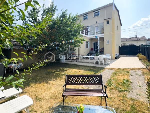 Visite virtuelle disponible sur demande => contactez-moi ! 

À la limite de Villejuif, au cœur du quartier pavillonnaire recherché du Coteau ; Découvrez cette charmante maison des années 1920, offrant environ 135 m² (4 ou 5 chambres) édifiée sur sous-sol total au sein sur une parcelle de 293 m² avec son agréable jardin sans vis-à-vis !
Vous profiterez d’un environnement pavillonnaire agréable, à proximité immédiate des commerces, écoles et services, ainsi qu’à moins d’un kilomètre des tramways T7 et T9 et du métro ligne 7, facilitant vos déplacements vers Paris et sa proche couronne.

🏡 Une maison aux beaux volumes

Le rez-de-chaussée s’ouvre sur une entrée avec dressing menant à une agréable pièce de vie d’environ 30 m², composée d’un salon chaleureux avec cheminée à insert, bénéficiant d’un accès direct au jardin, et d’une salle à manger avec cuisine ouverte, aménagée et équipée autour d’un îlot central. 
Une chambre avec penderie et lit escamotable ainsi qu’une salle de bains avec WC complètent ce niveau, offrant la possibilité d’une véritable vie de plain-pied.

Au premier étage, un vaste palier aménagé en coin salon dessert une chambre avec penderie, une seconde cuisine (pouvant être transformée selon vos besoins), une salle d’eau équipée d’une douche et d’une baignoire, des WC indépendants ainsi qu’un accès à une agréable terrasse de 15 m², avec barbecue en brique, idéale pour profiter des beaux jours.
Le deuxième étage, sous combles aménagés, propose deux chambres supplémentaires, avec de nombreux rangements intégrés, parfaites pour accueillir une famille, aménager un bureau ou créer des espaces dédiés aux loisirs.

🌿 Extérieurs de qualité et sous-sol total

La maison bénéficie d’un sous-sol total de 55 m² comprenant plusieurs espaces fonctionnels : atelier, établi, cave à vin, pièce de rangement ainsi qu’une chaufferie-buanderie.
À l’extérieur, vous apprécierez un jardin paysager, intime, bien exposé et sans vis-à-vis, agrémenté d’une grande terrasse, d’un appentis, d’un abri de jardin en dur pouvant accueillir des deux-roues, permettant de stationner jusqu’à quatre véhicules, un véritable atout dans le secteur.

✨ Prestations
•	Chaudière gaz Frisquet (2010)
•	Radiateurs Acova performants
•	Fenêtres PVC et bois en double vitrage
•	Volets roulants électriques aux étages
•	Mur de façade et toiture isolés
•	Nombreux rangements
•	Maison en bon état général

❤️ Les atouts
•	Quartier pavillonnaire recherché, en limite de Villejuif
•	Proximité des commerces, écoles et transports
•	Jardin paysager sans vis-à-vis et belle terrasse
•	Sous-sol total offrant de nombreux espaces de stockage ou de bricolage
•	Stationnement jusqu’à 4 véhicules
•	Beaux volumes et potentiel d’évolution
•	Jusqu’à 5 chambres possibles, dont une au rez-de-chaussée

🎥 Visite virtuelle disponible sur demande pour une première découverte de ce bien coup de cœur ! 
Une maison familiale pleine de charme, offrant de beaux volumes, un extérieur rare sur le secteur et de nombreuses possibilités d’aménagement, dans l’un des quartiers les plus recherchés de Vitry-sur-Seine. 

À votre disposition 7 jours sur 7 pour tout renseignement complémentaire ou organiser une visite.