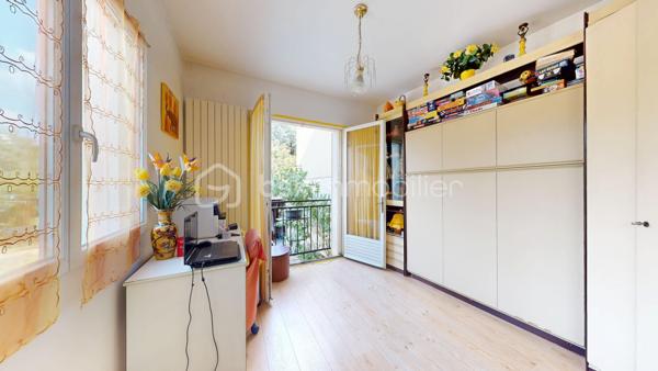 Visite virtuelle disponible sur demande => contactez-moi ! 

À la limite de Villejuif, au cœur du quartier pavillonnaire recherché du Coteau ; Découvrez cette charmante maison des années 1920, offrant environ 135 m² (4 ou 5 chambres) édifiée sur sous-sol total au sein sur une parcelle de 293 m² avec son agréable jardin sans vis-à-vis !
Vous profiterez d’un environnement pavillonnaire agréable, à proximité immédiate des commerces, écoles et services, ainsi qu’à moins d’un kilomètre des tramways T7 et T9 et du métro ligne 7, facilitant vos déplacements vers Paris et sa proche couronne.

🏡 Une maison aux beaux volumes

Le rez-de-chaussée s’ouvre sur une entrée avec dressing menant à une agréable pièce de vie d’environ 30 m², composée d’un salon chaleureux avec cheminée à insert, bénéficiant d’un accès direct au jardin, et d’une salle à manger avec cuisine ouverte, aménagée et équipée autour d’un îlot central. 
Une chambre avec penderie et lit escamotable ainsi qu’une salle de bains avec WC complètent ce niveau, offrant la possibilité d’une véritable vie de plain-pied.

Au premier étage, un vaste palier aménagé en coin salon dessert une chambre avec penderie, une seconde cuisine (pouvant être transformée selon vos besoins), une salle d’eau équipée d’une douche et d’une baignoire, des WC indépendants ainsi qu’un accès à une agréable terrasse de 15 m², avec barbecue en brique, idéale pour profiter des beaux jours.
Le deuxième étage, sous combles aménagés, propose deux chambres supplémentaires, avec de nombreux rangements intégrés, parfaites pour accueillir une famille, aménager un bureau ou créer des espaces dédiés aux loisirs.

🌿 Extérieurs de qualité et sous-sol total

La maison bénéficie d’un sous-sol total de 55 m² comprenant plusieurs espaces fonctionnels : atelier, établi, cave à vin, pièce de rangement ainsi qu’une chaufferie-buanderie.
À l’extérieur, vous apprécierez un jardin paysager, intime, bien exposé et sans vis-à-vis, agrémenté d’une grande terrasse, d’un appentis, d’un abri de jardin en dur pouvant accueillir des deux-roues, permettant de stationner jusqu’à quatre véhicules, un véritable atout dans le secteur.

✨ Prestations
•	Chaudière gaz Frisquet (2010)
•	Radiateurs Acova performants
•	Fenêtres PVC et bois en double vitrage
•	Volets roulants électriques aux étages
•	Mur de façade et toiture isolés
•	Nombreux rangements
•	Maison en bon état général

❤️ Les atouts
•	Quartier pavillonnaire recherché, en limite de Villejuif
•	Proximité des commerces, écoles et transports
•	Jardin paysager sans vis-à-vis et belle terrasse
•	Sous-sol total offrant de nombreux espaces de stockage ou de bricolage
•	Stationnement jusqu’à 4 véhicules
•	Beaux volumes et potentiel d’évolution
•	Jusqu’à 5 chambres possibles, dont une au rez-de-chaussée

🎥 Visite virtuelle disponible sur demande pour une première découverte de ce bien coup de cœur ! 
Une maison familiale pleine de charme, offrant de beaux volumes, un extérieur rare sur le secteur et de nombreuses possibilités d’aménagement, dans l’un des quartiers les plus recherchés de Vitry-sur-Seine. 

À votre disposition 7 jours sur 7 pour tout renseignement complémentaire ou organiser une visite.