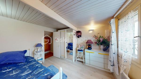 Visite virtuelle disponible sur demande => contactez-moi ! 

À la limite de Villejuif, au cœur du quartier pavillonnaire recherché du Coteau ; Découvrez cette charmante maison des années 1920, offrant environ 135 m² (4 ou 5 chambres) édifiée sur sous-sol total au sein sur une parcelle de 293 m² avec son agréable jardin sans vis-à-vis !
Vous profiterez d’un environnement pavillonnaire agréable, à proximité immédiate des commerces, écoles et services, ainsi qu’à moins d’un kilomètre des tramways T7 et T9 et du métro ligne 7, facilitant vos déplacements vers Paris et sa proche couronne.

🏡 Une maison aux beaux volumes

Le rez-de-chaussée s’ouvre sur une entrée avec dressing menant à une agréable pièce de vie d’environ 30 m², composée d’un salon chaleureux avec cheminée à insert, bénéficiant d’un accès direct au jardin, et d’une salle à manger avec cuisine ouverte, aménagée et équipée autour d’un îlot central. 
Une chambre avec penderie et lit escamotable ainsi qu’une salle de bains avec WC complètent ce niveau, offrant la possibilité d’une véritable vie de plain-pied.

Au premier étage, un vaste palier aménagé en coin salon dessert une chambre avec penderie, une seconde cuisine (pouvant être transformée selon vos besoins), une salle d’eau équipée d’une douche et d’une baignoire, des WC indépendants ainsi qu’un accès à une agréable terrasse de 15 m², avec barbecue en brique, idéale pour profiter des beaux jours.
Le deuxième étage, sous combles aménagés, propose deux chambres supplémentaires, avec de nombreux rangements intégrés, parfaites pour accueillir une famille, aménager un bureau ou créer des espaces dédiés aux loisirs.

🌿 Extérieurs de qualité et sous-sol total

La maison bénéficie d’un sous-sol total de 55 m² comprenant plusieurs espaces fonctionnels : atelier, établi, cave à vin, pièce de rangement ainsi qu’une chaufferie-buanderie.
À l’extérieur, vous apprécierez un jardin paysager, intime, bien exposé et sans vis-à-vis, agrémenté d’une grande terrasse, d’un appentis, d’un abri de jardin en dur pouvant accueillir des deux-roues, permettant de stationner jusqu’à quatre véhicules, un véritable atout dans le secteur.

✨ Prestations
•	Chaudière gaz Frisquet (2010)
•	Radiateurs Acova performants
•	Fenêtres PVC et bois en double vitrage
•	Volets roulants électriques aux étages
•	Mur de façade et toiture isolés
•	Nombreux rangements
•	Maison en bon état général

❤️ Les atouts
•	Quartier pavillonnaire recherché, en limite de Villejuif
•	Proximité des commerces, écoles et transports
•	Jardin paysager sans vis-à-vis et belle terrasse
•	Sous-sol total offrant de nombreux espaces de stockage ou de bricolage
•	Stationnement jusqu’à 4 véhicules
•	Beaux volumes et potentiel d’évolution
•	Jusqu’à 5 chambres possibles, dont une au rez-de-chaussée

🎥 Visite virtuelle disponible sur demande pour une première découverte de ce bien coup de cœur ! 
Une maison familiale pleine de charme, offrant de beaux volumes, un extérieur rare sur le secteur et de nombreuses possibilités d’aménagement, dans l’un des quartiers les plus recherchés de Vitry-sur-Seine. 

À votre disposition 7 jours sur 7 pour tout renseignement complémentaire ou organiser une visite.