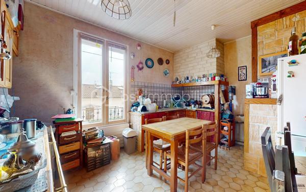 Visite virtuelle disponible sur demande => contactez-moi ! 

À la limite de Villejuif, au cœur du quartier pavillonnaire recherché du Coteau ; Découvrez cette charmante maison des années 1920, offrant environ 135 m² (4 ou 5 chambres) édifiée sur sous-sol total au sein sur une parcelle de 293 m² avec son agréable jardin sans vis-à-vis !
Vous profiterez d’un environnement pavillonnaire agréable, à proximité immédiate des commerces, écoles et services, ainsi qu’à moins d’un kilomètre des tramways T7 et T9 et du métro ligne 7, facilitant vos déplacements vers Paris et sa proche couronne.

🏡 Une maison aux beaux volumes

Le rez-de-chaussée s’ouvre sur une entrée avec dressing menant à une agréable pièce de vie d’environ 30 m², composée d’un salon chaleureux avec cheminée à insert, bénéficiant d’un accès direct au jardin, et d’une salle à manger avec cuisine ouverte, aménagée et équipée autour d’un îlot central. 
Une chambre avec penderie et lit escamotable ainsi qu’une salle de bains avec WC complètent ce niveau, offrant la possibilité d’une véritable vie de plain-pied.

Au premier étage, un vaste palier aménagé en coin salon dessert une chambre avec penderie, une seconde cuisine (pouvant être transformée selon vos besoins), une salle d’eau équipée d’une douche et d’une baignoire, des WC indépendants ainsi qu’un accès à une agréable terrasse de 15 m², avec barbecue en brique, idéale pour profiter des beaux jours.
Le deuxième étage, sous combles aménagés, propose deux chambres supplémentaires, avec de nombreux rangements intégrés, parfaites pour accueillir une famille, aménager un bureau ou créer des espaces dédiés aux loisirs.

🌿 Extérieurs de qualité et sous-sol total

La maison bénéficie d’un sous-sol total de 55 m² comprenant plusieurs espaces fonctionnels : atelier, établi, cave à vin, pièce de rangement ainsi qu’une chaufferie-buanderie.
À l’extérieur, vous apprécierez un jardin paysager, intime, bien exposé et sans vis-à-vis, agrémenté d’une grande terrasse, d’un appentis, d’un abri de jardin en dur pouvant accueillir des deux-roues, permettant de stationner jusqu’à quatre véhicules, un véritable atout dans le secteur.

✨ Prestations
•	Chaudière gaz Frisquet (2010)
•	Radiateurs Acova performants
•	Fenêtres PVC et bois en double vitrage
•	Volets roulants électriques aux étages
•	Mur de façade et toiture isolés
•	Nombreux rangements
•	Maison en bon état général

❤️ Les atouts
•	Quartier pavillonnaire recherché, en limite de Villejuif
•	Proximité des commerces, écoles et transports
•	Jardin paysager sans vis-à-vis et belle terrasse
•	Sous-sol total offrant de nombreux espaces de stockage ou de bricolage
•	Stationnement jusqu’à 4 véhicules
•	Beaux volumes et potentiel d’évolution
•	Jusqu’à 5 chambres possibles, dont une au rez-de-chaussée

🎥 Visite virtuelle disponible sur demande pour une première découverte de ce bien coup de cœur ! 
Une maison familiale pleine de charme, offrant de beaux volumes, un extérieur rare sur le secteur et de nombreuses possibilités d’aménagement, dans l’un des quartiers les plus recherchés de Vitry-sur-Seine. 

À votre disposition 7 jours sur 7 pour tout renseignement complémentaire ou organiser une visite.