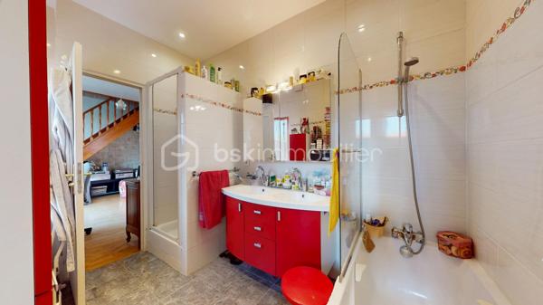 Visite virtuelle disponible sur demande => contactez-moi ! 

À la limite de Villejuif, au cœur du quartier pavillonnaire recherché du Coteau ; Découvrez cette charmante maison des années 1920, offrant environ 135 m² (4 ou 5 chambres) édifiée sur sous-sol total au sein sur une parcelle de 293 m² avec son agréable jardin sans vis-à-vis !
Vous profiterez d’un environnement pavillonnaire agréable, à proximité immédiate des commerces, écoles et services, ainsi qu’à moins d’un kilomètre des tramways T7 et T9 et du métro ligne 7, facilitant vos déplacements vers Paris et sa proche couronne.

🏡 Une maison aux beaux volumes

Le rez-de-chaussée s’ouvre sur une entrée avec dressing menant à une agréable pièce de vie d’environ 30 m², composée d’un salon chaleureux avec cheminée à insert, bénéficiant d’un accès direct au jardin, et d’une salle à manger avec cuisine ouverte, aménagée et équipée autour d’un îlot central. 
Une chambre avec penderie et lit escamotable ainsi qu’une salle de bains avec WC complètent ce niveau, offrant la possibilité d’une véritable vie de plain-pied.

Au premier étage, un vaste palier aménagé en coin salon dessert une chambre avec penderie, une seconde cuisine (pouvant être transformée selon vos besoins), une salle d’eau équipée d’une douche et d’une baignoire, des WC indépendants ainsi qu’un accès à une agréable terrasse de 15 m², avec barbecue en brique, idéale pour profiter des beaux jours.
Le deuxième étage, sous combles aménagés, propose deux chambres supplémentaires, avec de nombreux rangements intégrés, parfaites pour accueillir une famille, aménager un bureau ou créer des espaces dédiés aux loisirs.

🌿 Extérieurs de qualité et sous-sol total

La maison bénéficie d’un sous-sol total de 55 m² comprenant plusieurs espaces fonctionnels : atelier, établi, cave à vin, pièce de rangement ainsi qu’une chaufferie-buanderie.
À l’extérieur, vous apprécierez un jardin paysager, intime, bien exposé et sans vis-à-vis, agrémenté d’une grande terrasse, d’un appentis, d’un abri de jardin en dur pouvant accueillir des deux-roues, permettant de stationner jusqu’à quatre véhicules, un véritable atout dans le secteur.

✨ Prestations
•	Chaudière gaz Frisquet (2010)
•	Radiateurs Acova performants
•	Fenêtres PVC et bois en double vitrage
•	Volets roulants électriques aux étages
•	Mur de façade et toiture isolés
•	Nombreux rangements
•	Maison en bon état général

❤️ Les atouts
•	Quartier pavillonnaire recherché, en limite de Villejuif
•	Proximité des commerces, écoles et transports
•	Jardin paysager sans vis-à-vis et belle terrasse
•	Sous-sol total offrant de nombreux espaces de stockage ou de bricolage
•	Stationnement jusqu’à 4 véhicules
•	Beaux volumes et potentiel d’évolution
•	Jusqu’à 5 chambres possibles, dont une au rez-de-chaussée

🎥 Visite virtuelle disponible sur demande pour une première découverte de ce bien coup de cœur ! 
Une maison familiale pleine de charme, offrant de beaux volumes, un extérieur rare sur le secteur et de nombreuses possibilités d’aménagement, dans l’un des quartiers les plus recherchés de Vitry-sur-Seine. 

À votre disposition 7 jours sur 7 pour tout renseignement complémentaire ou organiser une visite.
