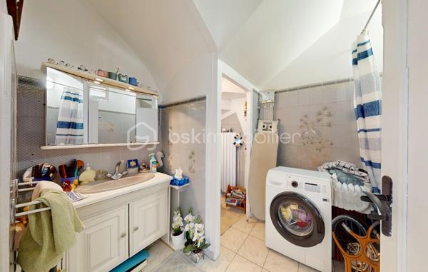 Visite virtuelle disponible sur demande => contactez-moi ! 

À la limite de Villejuif, au cœur du quartier pavillonnaire recherché du Coteau ; Découvrez cette charmante maison des années 1920, offrant environ 135 m² (4 ou 5 chambres) édifiée sur sous-sol total au sein sur une parcelle de 293 m² avec son agréable jardin sans vis-à-vis !
Vous profiterez d’un environnement pavillonnaire agréable, à proximité immédiate des commerces, écoles et services, ainsi qu’à moins d’un kilomètre des tramways T7 et T9 et du métro ligne 7, facilitant vos déplacements vers Paris et sa proche couronne.

🏡 Une maison aux beaux volumes

Le rez-de-chaussée s’ouvre sur une entrée avec dressing menant à une agréable pièce de vie d’environ 30 m², composée d’un salon chaleureux avec cheminée à insert, bénéficiant d’un accès direct au jardin, et d’une salle à manger avec cuisine ouverte, aménagée et équipée autour d’un îlot central. 
Une chambre avec penderie et lit escamotable ainsi qu’une salle de bains avec WC complètent ce niveau, offrant la possibilité d’une véritable vie de plain-pied.

Au premier étage, un vaste palier aménagé en coin salon dessert une chambre avec penderie, une seconde cuisine (pouvant être transformée selon vos besoins), une salle d’eau équipée d’une douche et d’une baignoire, des WC indépendants ainsi qu’un accès à une agréable terrasse de 15 m², avec barbecue en brique, idéale pour profiter des beaux jours.
Le deuxième étage, sous combles aménagés, propose deux chambres supplémentaires, avec de nombreux rangements intégrés, parfaites pour accueillir une famille, aménager un bureau ou créer des espaces dédiés aux loisirs.

🌿 Extérieurs de qualité et sous-sol total

La maison bénéficie d’un sous-sol total de 55 m² comprenant plusieurs espaces fonctionnels : atelier, établi, cave à vin, pièce de rangement ainsi qu’une chaufferie-buanderie.
À l’extérieur, vous apprécierez un jardin paysager, intime, bien exposé et sans vis-à-vis, agrémenté d’une grande terrasse, d’un appentis, d’un abri de jardin en dur pouvant accueillir des deux-roues, permettant de stationner jusqu’à quatre véhicules, un véritable atout dans le secteur.

✨ Prestations
•	Chaudière gaz Frisquet (2010)
•	Radiateurs Acova performants
•	Fenêtres PVC et bois en double vitrage
•	Volets roulants électriques aux étages
•	Mur de façade et toiture isolés
•	Nombreux rangements
•	Maison en bon état général

❤️ Les atouts
•	Quartier pavillonnaire recherché, en limite de Villejuif
•	Proximité des commerces, écoles et transports
•	Jardin paysager sans vis-à-vis et belle terrasse
•	Sous-sol total offrant de nombreux espaces de stockage ou de bricolage
•	Stationnement jusqu’à 4 véhicules
•	Beaux volumes et potentiel d’évolution
•	Jusqu’à 5 chambres possibles, dont une au rez-de-chaussée

🎥 Visite virtuelle disponible sur demande pour une première découverte de ce bien coup de cœur ! 
Une maison familiale pleine de charme, offrant de beaux volumes, un extérieur rare sur le secteur et de nombreuses possibilités d’aménagement, dans l’un des quartiers les plus recherchés de Vitry-sur-Seine. 

À votre disposition 7 jours sur 7 pour tout renseignement complémentaire ou organiser une visite.