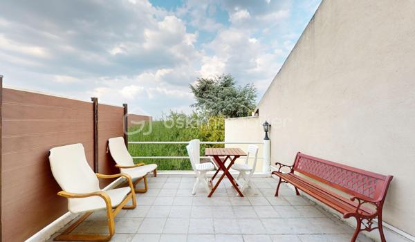 Visite virtuelle disponible sur demande => contactez-moi ! 

À la limite de Villejuif, au cœur du quartier pavillonnaire recherché du Coteau ; Découvrez cette charmante maison des années 1920, offrant environ 135 m² (4 ou 5 chambres) édifiée sur sous-sol total au sein sur une parcelle de 293 m² avec son agréable jardin sans vis-à-vis !
Vous profiterez d’un environnement pavillonnaire agréable, à proximité immédiate des commerces, écoles et services, ainsi qu’à moins d’un kilomètre des tramways T7 et T9 et du métro ligne 7, facilitant vos déplacements vers Paris et sa proche couronne.

🏡 Une maison aux beaux volumes

Le rez-de-chaussée s’ouvre sur une entrée avec dressing menant à une agréable pièce de vie d’environ 30 m², composée d’un salon chaleureux avec cheminée à insert, bénéficiant d’un accès direct au jardin, et d’une salle à manger avec cuisine ouverte, aménagée et équipée autour d’un îlot central. 
Une chambre avec penderie et lit escamotable ainsi qu’une salle de bains avec WC complètent ce niveau, offrant la possibilité d’une véritable vie de plain-pied.

Au premier étage, un vaste palier aménagé en coin salon dessert une chambre avec penderie, une seconde cuisine (pouvant être transformée selon vos besoins), une salle d’eau équipée d’une douche et d’une baignoire, des WC indépendants ainsi qu’un accès à une agréable terrasse de 15 m², avec barbecue en brique, idéale pour profiter des beaux jours.
Le deuxième étage, sous combles aménagés, propose deux chambres supplémentaires, avec de nombreux rangements intégrés, parfaites pour accueillir une famille, aménager un bureau ou créer des espaces dédiés aux loisirs.

🌿 Extérieurs de qualité et sous-sol total

La maison bénéficie d’un sous-sol total de 55 m² comprenant plusieurs espaces fonctionnels : atelier, établi, cave à vin, pièce de rangement ainsi qu’une chaufferie-buanderie.
À l’extérieur, vous apprécierez un jardin paysager, intime, bien exposé et sans vis-à-vis, agrémenté d’une grande terrasse, d’un appentis, d’un abri de jardin en dur pouvant accueillir des deux-roues, permettant de stationner jusqu’à quatre véhicules, un véritable atout dans le secteur.

✨ Prestations
•	Chaudière gaz Frisquet (2010)
•	Radiateurs Acova performants
•	Fenêtres PVC et bois en double vitrage
•	Volets roulants électriques aux étages
•	Mur de façade et toiture isolés
•	Nombreux rangements
•	Maison en bon état général

❤️ Les atouts
•	Quartier pavillonnaire recherché, en limite de Villejuif
•	Proximité des commerces, écoles et transports
•	Jardin paysager sans vis-à-vis et belle terrasse
•	Sous-sol total offrant de nombreux espaces de stockage ou de bricolage
•	Stationnement jusqu’à 4 véhicules
•	Beaux volumes et potentiel d’évolution
•	Jusqu’à 5 chambres possibles, dont une au rez-de-chaussée

🎥 Visite virtuelle disponible sur demande pour une première découverte de ce bien coup de cœur ! 
Une maison familiale pleine de charme, offrant de beaux volumes, un extérieur rare sur le secteur et de nombreuses possibilités d’aménagement, dans l’un des quartiers les plus recherchés de Vitry-sur-Seine. 

À votre disposition 7 jours sur 7 pour tout renseignement complémentaire ou organiser une visite.