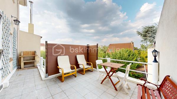 Visite virtuelle disponible sur demande => contactez-moi ! 

À la limite de Villejuif, au cœur du quartier pavillonnaire recherché du Coteau ; Découvrez cette charmante maison des années 1920, offrant environ 135 m² (4 ou 5 chambres) édifiée sur sous-sol total au sein sur une parcelle de 293 m² avec son agréable jardin sans vis-à-vis !
Vous profiterez d’un environnement pavillonnaire agréable, à proximité immédiate des commerces, écoles et services, ainsi qu’à moins d’un kilomètre des tramways T7 et T9 et du métro ligne 7, facilitant vos déplacements vers Paris et sa proche couronne.

🏡 Une maison aux beaux volumes

Le rez-de-chaussée s’ouvre sur une entrée avec dressing menant à une agréable pièce de vie d’environ 30 m², composée d’un salon chaleureux avec cheminée à insert, bénéficiant d’un accès direct au jardin, et d’une salle à manger avec cuisine ouverte, aménagée et équipée autour d’un îlot central. 
Une chambre avec penderie et lit escamotable ainsi qu’une salle de bains avec WC complètent ce niveau, offrant la possibilité d’une véritable vie de plain-pied.

Au premier étage, un vaste palier aménagé en coin salon dessert une chambre avec penderie, une seconde cuisine (pouvant être transformée selon vos besoins), une salle d’eau équipée d’une douche et d’une baignoire, des WC indépendants ainsi qu’un accès à une agréable terrasse de 15 m², avec barbecue en brique, idéale pour profiter des beaux jours.
Le deuxième étage, sous combles aménagés, propose deux chambres supplémentaires, avec de nombreux rangements intégrés, parfaites pour accueillir une famille, aménager un bureau ou créer des espaces dédiés aux loisirs.

🌿 Extérieurs de qualité et sous-sol total

La maison bénéficie d’un sous-sol total de 55 m² comprenant plusieurs espaces fonctionnels : atelier, établi, cave à vin, pièce de rangement ainsi qu’une chaufferie-buanderie.
À l’extérieur, vous apprécierez un jardin paysager, intime, bien exposé et sans vis-à-vis, agrémenté d’une grande terrasse, d’un appentis, d’un abri de jardin en dur pouvant accueillir des deux-roues, permettant de stationner jusqu’à quatre véhicules, un véritable atout dans le secteur.

✨ Prestations
•	Chaudière gaz Frisquet (2010)
•	Radiateurs Acova performants
•	Fenêtres PVC et bois en double vitrage
•	Volets roulants électriques aux étages
•	Mur de façade et toiture isolés
•	Nombreux rangements
•	Maison en bon état général

❤️ Les atouts
•	Quartier pavillonnaire recherché, en limite de Villejuif
•	Proximité des commerces, écoles et transports
•	Jardin paysager sans vis-à-vis et belle terrasse
•	Sous-sol total offrant de nombreux espaces de stockage ou de bricolage
•	Stationnement jusqu’à 4 véhicules
•	Beaux volumes et potentiel d’évolution
•	Jusqu’à 5 chambres possibles, dont une au rez-de-chaussée

🎥 Visite virtuelle disponible sur demande pour une première découverte de ce bien coup de cœur ! 
Une maison familiale pleine de charme, offrant de beaux volumes, un extérieur rare sur le secteur et de nombreuses possibilités d’aménagement, dans l’un des quartiers les plus recherchés de Vitry-sur-Seine. 

À votre disposition 7 jours sur 7 pour tout renseignement complémentaire ou organiser une visite.