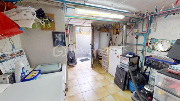 Visite virtuelle disponible sur demande => contactez-moi ! 

À la limite de Villejuif, au cœur du quartier pavillonnaire recherché du Coteau ; Découvrez cette charmante maison des années 1920, offrant environ 135 m² (4 ou 5 chambres) édifiée sur sous-sol total au sein sur une parcelle de 293 m² avec son agréable jardin sans vis-à-vis !
Vous profiterez d’un environnement pavillonnaire agréable, à proximité immédiate des commerces, écoles et services, ainsi qu’à moins d’un kilomètre des tramways T7 et T9 et du métro ligne 7, facilitant vos déplacements vers Paris et sa proche couronne.

🏡 Une maison aux beaux volumes

Le rez-de-chaussée s’ouvre sur une entrée avec dressing menant à une agréable pièce de vie d’environ 30 m², composée d’un salon chaleureux avec cheminée à insert, bénéficiant d’un accès direct au jardin, et d’une salle à manger avec cuisine ouverte, aménagée et équipée autour d’un îlot central. 
Une chambre avec penderie et lit escamotable ainsi qu’une salle de bains avec WC complètent ce niveau, offrant la possibilité d’une véritable vie de plain-pied.

Au premier étage, un vaste palier aménagé en coin salon dessert une chambre avec penderie, une seconde cuisine (pouvant être transformée selon vos besoins), une salle d’eau équipée d’une douche et d’une baignoire, des WC indépendants ainsi qu’un accès à une agréable terrasse de 15 m², avec barbecue en brique, idéale pour profiter des beaux jours.
Le deuxième étage, sous combles aménagés, propose deux chambres supplémentaires, avec de nombreux rangements intégrés, parfaites pour accueillir une famille, aménager un bureau ou créer des espaces dédiés aux loisirs.

🌿 Extérieurs de qualité et sous-sol total

La maison bénéficie d’un sous-sol total de 55 m² comprenant plusieurs espaces fonctionnels : atelier, établi, cave à vin, pièce de rangement ainsi qu’une chaufferie-buanderie.
À l’extérieur, vous apprécierez un jardin paysager, intime, bien exposé et sans vis-à-vis, agrémenté d’une grande terrasse, d’un appentis, d’un abri de jardin en dur pouvant accueillir des deux-roues, permettant de stationner jusqu’à quatre véhicules, un véritable atout dans le secteur.

✨ Prestations
•	Chaudière gaz Frisquet (2010)
•	Radiateurs Acova performants
•	Fenêtres PVC et bois en double vitrage
•	Volets roulants électriques aux étages
•	Mur de façade et toiture isolés
•	Nombreux rangements
•	Maison en bon état général

❤️ Les atouts
•	Quartier pavillonnaire recherché, en limite de Villejuif
•	Proximité des commerces, écoles et transports
•	Jardin paysager sans vis-à-vis et belle terrasse
•	Sous-sol total offrant de nombreux espaces de stockage ou de bricolage
•	Stationnement jusqu’à 4 véhicules
•	Beaux volumes et potentiel d’évolution
•	Jusqu’à 5 chambres possibles, dont une au rez-de-chaussée

🎥 Visite virtuelle disponible sur demande pour une première découverte de ce bien coup de cœur ! 
Une maison familiale pleine de charme, offrant de beaux volumes, un extérieur rare sur le secteur et de nombreuses possibilités d’aménagement, dans l’un des quartiers les plus recherchés de Vitry-sur-Seine. 

À votre disposition 7 jours sur 7 pour tout renseignement complémentaire ou organiser une visite.