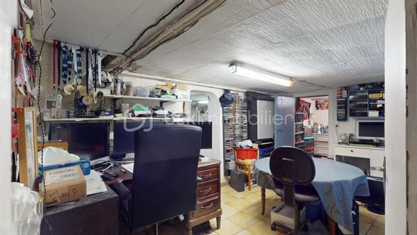 Visite virtuelle disponible sur demande => contactez-moi ! 

À la limite de Villejuif, au cœur du quartier pavillonnaire recherché du Coteau ; Découvrez cette charmante maison des années 1920, offrant environ 135 m² (4 ou 5 chambres) édifiée sur sous-sol total au sein sur une parcelle de 293 m² avec son agréable jardin sans vis-à-vis !
Vous profiterez d’un environnement pavillonnaire agréable, à proximité immédiate des commerces, écoles et services, ainsi qu’à moins d’un kilomètre des tramways T7 et T9 et du métro ligne 7, facilitant vos déplacements vers Paris et sa proche couronne.

🏡 Une maison aux beaux volumes

Le rez-de-chaussée s’ouvre sur une entrée avec dressing menant à une agréable pièce de vie d’environ 30 m², composée d’un salon chaleureux avec cheminée à insert, bénéficiant d’un accès direct au jardin, et d’une salle à manger avec cuisine ouverte, aménagée et équipée autour d’un îlot central. 
Une chambre avec penderie et lit escamotable ainsi qu’une salle de bains avec WC complètent ce niveau, offrant la possibilité d’une véritable vie de plain-pied.

Au premier étage, un vaste palier aménagé en coin salon dessert une chambre avec penderie, une seconde cuisine (pouvant être transformée selon vos besoins), une salle d’eau équipée d’une douche et d’une baignoire, des WC indépendants ainsi qu’un accès à une agréable terrasse de 15 m², avec barbecue en brique, idéale pour profiter des beaux jours.
Le deuxième étage, sous combles aménagés, propose deux chambres supplémentaires, avec de nombreux rangements intégrés, parfaites pour accueillir une famille, aménager un bureau ou créer des espaces dédiés aux loisirs.

🌿 Extérieurs de qualité et sous-sol total

La maison bénéficie d’un sous-sol total de 55 m² comprenant plusieurs espaces fonctionnels : atelier, établi, cave à vin, pièce de rangement ainsi qu’une chaufferie-buanderie.
À l’extérieur, vous apprécierez un jardin paysager, intime, bien exposé et sans vis-à-vis, agrémenté d’une grande terrasse, d’un appentis, d’un abri de jardin en dur pouvant accueillir des deux-roues, permettant de stationner jusqu’à quatre véhicules, un véritable atout dans le secteur.

✨ Prestations
•	Chaudière gaz Frisquet (2010)
•	Radiateurs Acova performants
•	Fenêtres PVC et bois en double vitrage
•	Volets roulants électriques aux étages
•	Mur de façade et toiture isolés
•	Nombreux rangements
•	Maison en bon état général

❤️ Les atouts
•	Quartier pavillonnaire recherché, en limite de Villejuif
•	Proximité des commerces, écoles et transports
•	Jardin paysager sans vis-à-vis et belle terrasse
•	Sous-sol total offrant de nombreux espaces de stockage ou de bricolage
•	Stationnement jusqu’à 4 véhicules
•	Beaux volumes et potentiel d’évolution
•	Jusqu’à 5 chambres possibles, dont une au rez-de-chaussée

🎥 Visite virtuelle disponible sur demande pour une première découverte de ce bien coup de cœur ! 
Une maison familiale pleine de charme, offrant de beaux volumes, un extérieur rare sur le secteur et de nombreuses possibilités d’aménagement, dans l’un des quartiers les plus recherchés de Vitry-sur-Seine. 

À votre disposition 7 jours sur 7 pour tout renseignement complémentaire ou organiser une visite.