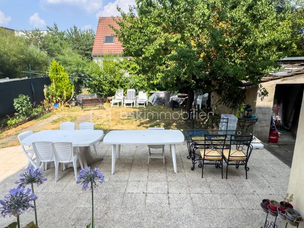Visite virtuelle disponible sur demande => contactez-moi ! 

À la limite de Villejuif, au cœur du quartier pavillonnaire recherché du Coteau ; Découvrez cette charmante maison des années 1920, offrant environ 135 m² (4 ou 5 chambres) édifiée sur sous-sol total au sein sur une parcelle de 293 m² avec son agréable jardin sans vis-à-vis !
Vous profiterez d’un environnement pavillonnaire agréable, à proximité immédiate des commerces, écoles et services, ainsi qu’à moins d’un kilomètre des tramways T7 et T9 et du métro ligne 7, facilitant vos déplacements vers Paris et sa proche couronne.

🏡 Une maison aux beaux volumes

Le rez-de-chaussée s’ouvre sur une entrée avec dressing menant à une agréable pièce de vie d’environ 30 m², composée d’un salon chaleureux avec cheminée à insert, bénéficiant d’un accès direct au jardin, et d’une salle à manger avec cuisine ouverte, aménagée et équipée autour d’un îlot central. 
Une chambre avec penderie et lit escamotable ainsi qu’une salle de bains avec WC complètent ce niveau, offrant la possibilité d’une véritable vie de plain-pied.

Au premier étage, un vaste palier aménagé en coin salon dessert une chambre avec penderie, une seconde cuisine (pouvant être transformée selon vos besoins), une salle d’eau équipée d’une douche et d’une baignoire, des WC indépendants ainsi qu’un accès à une agréable terrasse de 15 m², avec barbecue en brique, idéale pour profiter des beaux jours.
Le deuxième étage, sous combles aménagés, propose deux chambres supplémentaires, avec de nombreux rangements intégrés, parfaites pour accueillir une famille, aménager un bureau ou créer des espaces dédiés aux loisirs.

🌿 Extérieurs de qualité et sous-sol total

La maison bénéficie d’un sous-sol total de 55 m² comprenant plusieurs espaces fonctionnels : atelier, établi, cave à vin, pièce de rangement ainsi qu’une chaufferie-buanderie.
À l’extérieur, vous apprécierez un jardin paysager, intime, bien exposé et sans vis-à-vis, agrémenté d’une grande terrasse, d’un appentis, d’un abri de jardin en dur pouvant accueillir des deux-roues, permettant de stationner jusqu’à quatre véhicules, un véritable atout dans le secteur.

✨ Prestations
•	Chaudière gaz Frisquet (2010)
•	Radiateurs Acova performants
•	Fenêtres PVC et bois en double vitrage
•	Volets roulants électriques aux étages
•	Mur de façade et toiture isolés
•	Nombreux rangements
•	Maison en bon état général

❤️ Les atouts
•	Quartier pavillonnaire recherché, en limite de Villejuif
•	Proximité des commerces, écoles et transports
•	Jardin paysager sans vis-à-vis et belle terrasse
•	Sous-sol total offrant de nombreux espaces de stockage ou de bricolage
•	Stationnement jusqu’à 4 véhicules
•	Beaux volumes et potentiel d’évolution
•	Jusqu’à 5 chambres possibles, dont une au rez-de-chaussée

🎥 Visite virtuelle disponible sur demande pour une première découverte de ce bien coup de cœur ! 
Une maison familiale pleine de charme, offrant de beaux volumes, un extérieur rare sur le secteur et de nombreuses possibilités d’aménagement, dans l’un des quartiers les plus recherchés de Vitry-sur-Seine. 

À votre disposition 7 jours sur 7 pour tout renseignement complémentaire ou organiser une visite.
