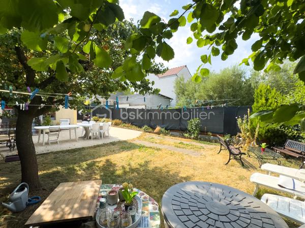 Visite virtuelle disponible sur demande => contactez-moi ! 

À la limite de Villejuif, au cœur du quartier pavillonnaire recherché du Coteau ; Découvrez cette charmante maison des années 1920, offrant environ 135 m² (4 ou 5 chambres) édifiée sur sous-sol total au sein sur une parcelle de 293 m² avec son agréable jardin sans vis-à-vis !
Vous profiterez d’un environnement pavillonnaire agréable, à proximité immédiate des commerces, écoles et services, ainsi qu’à moins d’un kilomètre des tramways T7 et T9 et du métro ligne 7, facilitant vos déplacements vers Paris et sa proche couronne.

🏡 Une maison aux beaux volumes

Le rez-de-chaussée s’ouvre sur une entrée avec dressing menant à une agréable pièce de vie d’environ 30 m², composée d’un salon chaleureux avec cheminée à insert, bénéficiant d’un accès direct au jardin, et d’une salle à manger avec cuisine ouverte, aménagée et équipée autour d’un îlot central. 
Une chambre avec penderie et lit escamotable ainsi qu’une salle de bains avec WC complètent ce niveau, offrant la possibilité d’une véritable vie de plain-pied.

Au premier étage, un vaste palier aménagé en coin salon dessert une chambre avec penderie, une seconde cuisine (pouvant être transformée selon vos besoins), une salle d’eau équipée d’une douche et d’une baignoire, des WC indépendants ainsi qu’un accès à une agréable terrasse de 15 m², avec barbecue en brique, idéale pour profiter des beaux jours.
Le deuxième étage, sous combles aménagés, propose deux chambres supplémentaires, avec de nombreux rangements intégrés, parfaites pour accueillir une famille, aménager un bureau ou créer des espaces dédiés aux loisirs.

🌿 Extérieurs de qualité et sous-sol total

La maison bénéficie d’un sous-sol total de 55 m² comprenant plusieurs espaces fonctionnels : atelier, établi, cave à vin, pièce de rangement ainsi qu’une chaufferie-buanderie.
À l’extérieur, vous apprécierez un jardin paysager, intime, bien exposé et sans vis-à-vis, agrémenté d’une grande terrasse, d’un appentis, d’un abri de jardin en dur pouvant accueillir des deux-roues, permettant de stationner jusqu’à quatre véhicules, un véritable atout dans le secteur.

✨ Prestations
•	Chaudière gaz Frisquet (2010)
•	Radiateurs Acova performants
•	Fenêtres PVC et bois en double vitrage
•	Volets roulants électriques aux étages
•	Mur de façade et toiture isolés
•	Nombreux rangements
•	Maison en bon état général

❤️ Les atouts
•	Quartier pavillonnaire recherché, en limite de Villejuif
•	Proximité des commerces, écoles et transports
•	Jardin paysager sans vis-à-vis et belle terrasse
•	Sous-sol total offrant de nombreux espaces de stockage ou de bricolage
•	Stationnement jusqu’à 4 véhicules
•	Beaux volumes et potentiel d’évolution
•	Jusqu’à 5 chambres possibles, dont une au rez-de-chaussée

🎥 Visite virtuelle disponible sur demande pour une première découverte de ce bien coup de cœur ! 
Une maison familiale pleine de charme, offrant de beaux volumes, un extérieur rare sur le secteur et de nombreuses possibilités d’aménagement, dans l’un des quartiers les plus recherchés de Vitry-sur-Seine. 

À votre disposition 7 jours sur 7 pour tout renseignement complémentaire ou organiser une visite.